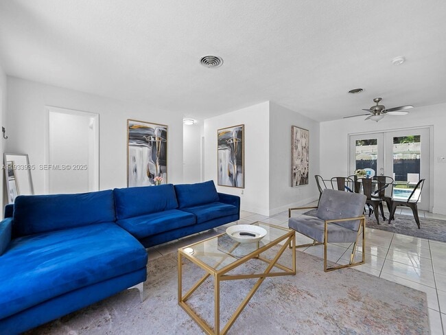 Building Photo - 560 NE 161st St