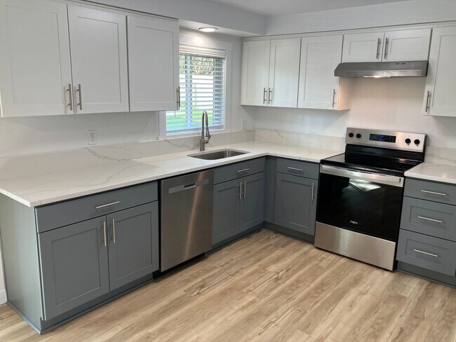 Building Photo - Remodeled Three Bedroom Home in South Salem