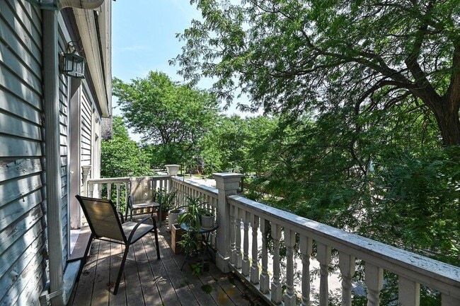 Building Photo - 118 W Reservoir Ave