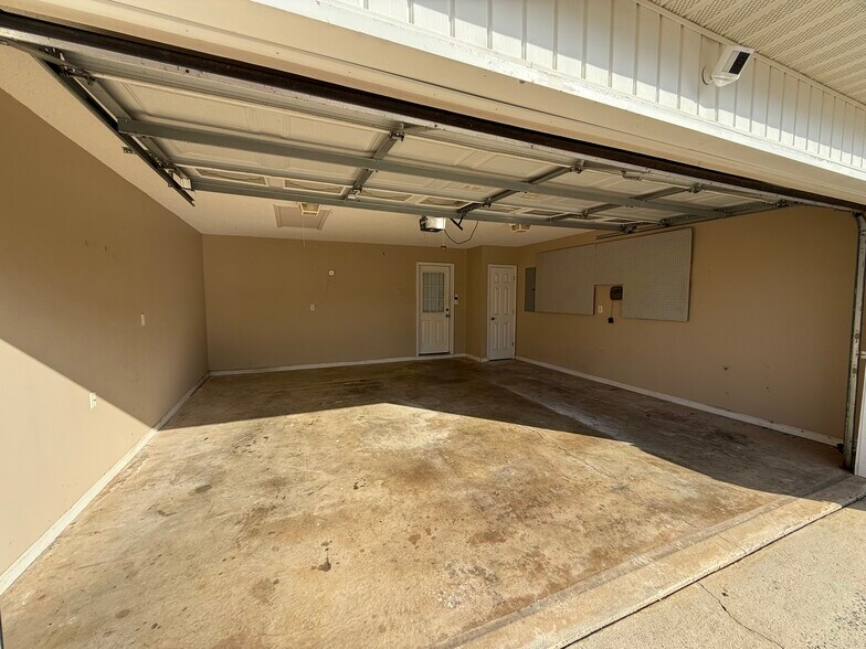 Building Photo - 100 Englewood Ct