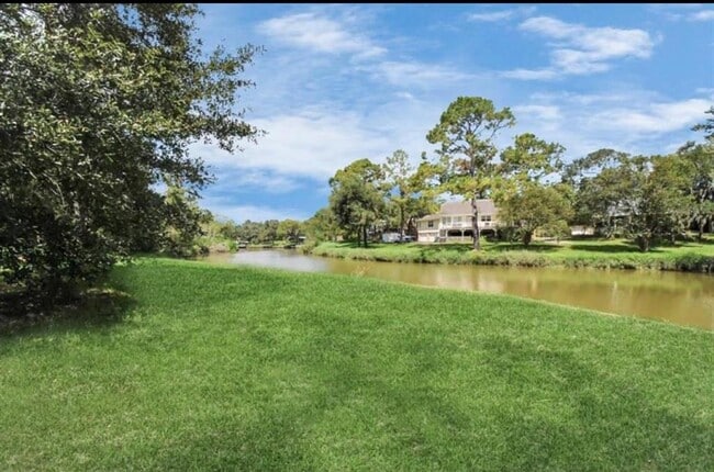 Building Photo - 12305 Pine Oak Dr