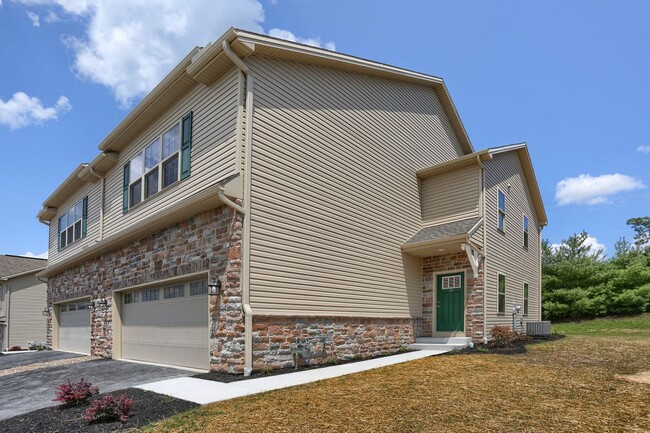 Building Photo - Beautiful 3 Bedroom Luxury Townhome