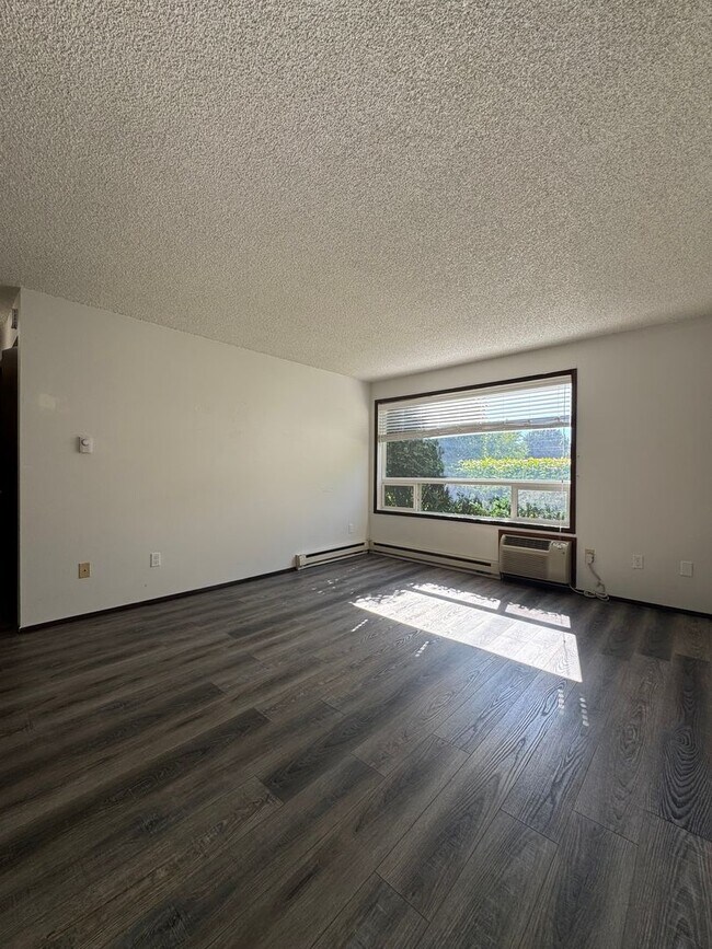 Building Photo - 1204 N B St