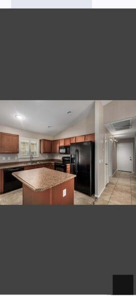 Building Photo - 40505 W Sanders Way