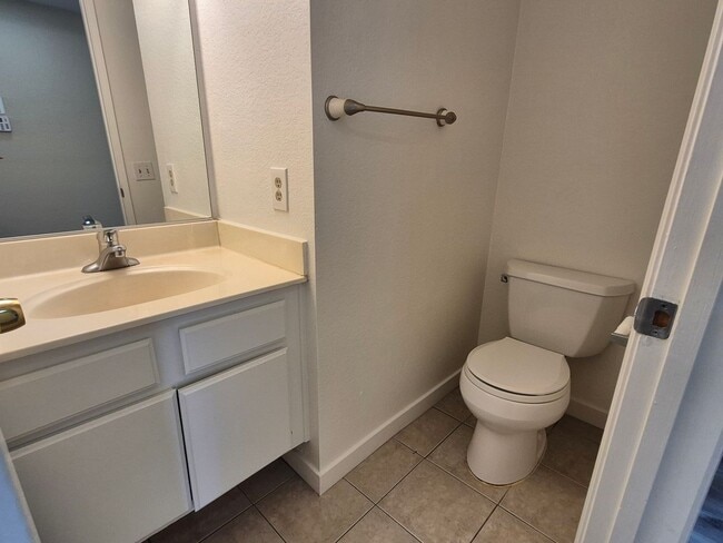 Building Photo - Adorable 3 bedroom 2.5 bath home