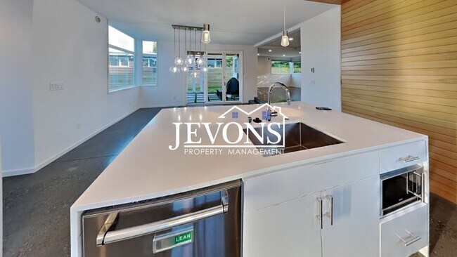 Building Photo - 5BR/4.5BA House in Seattle -- Available Now!