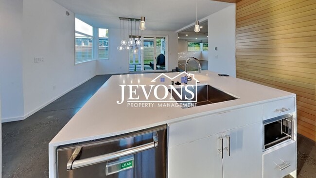 Building Photo - Luxury single-family home with inclusive water, sewer, and garbage