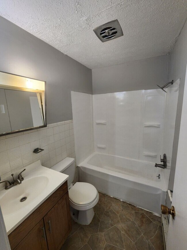 Building Photo - 2 bedroom 1 bath apartment