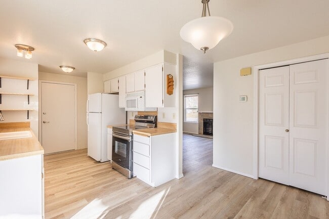 Building Photo - Renovated 2 bedroom 1 bathroom home