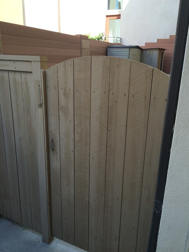 Building Photo - 4015 Crest Dr