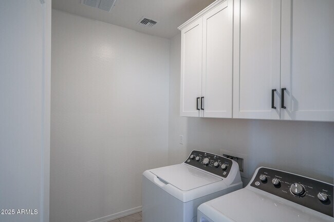 Building Photo - 20607 W Rancho Dr