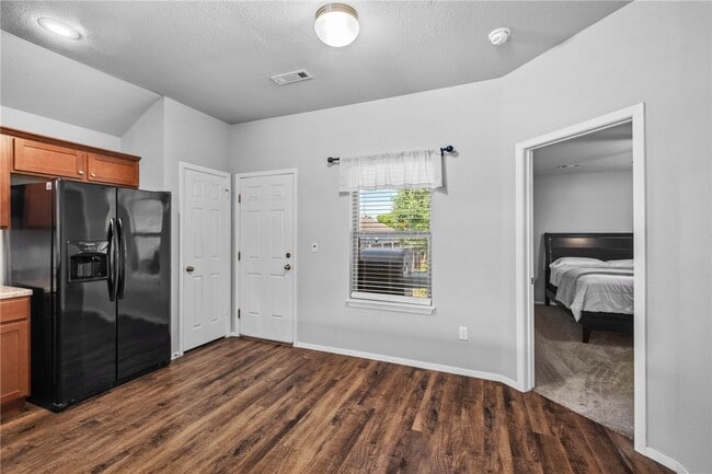 Building Photo - 927 E Swift Dr