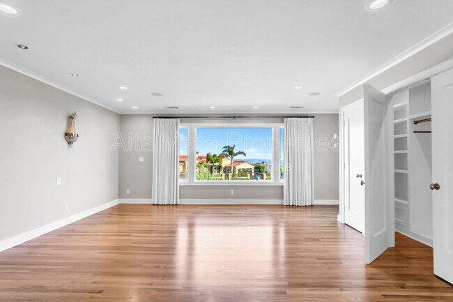 Building Photo - 5940 La Jolla Mesa Dr