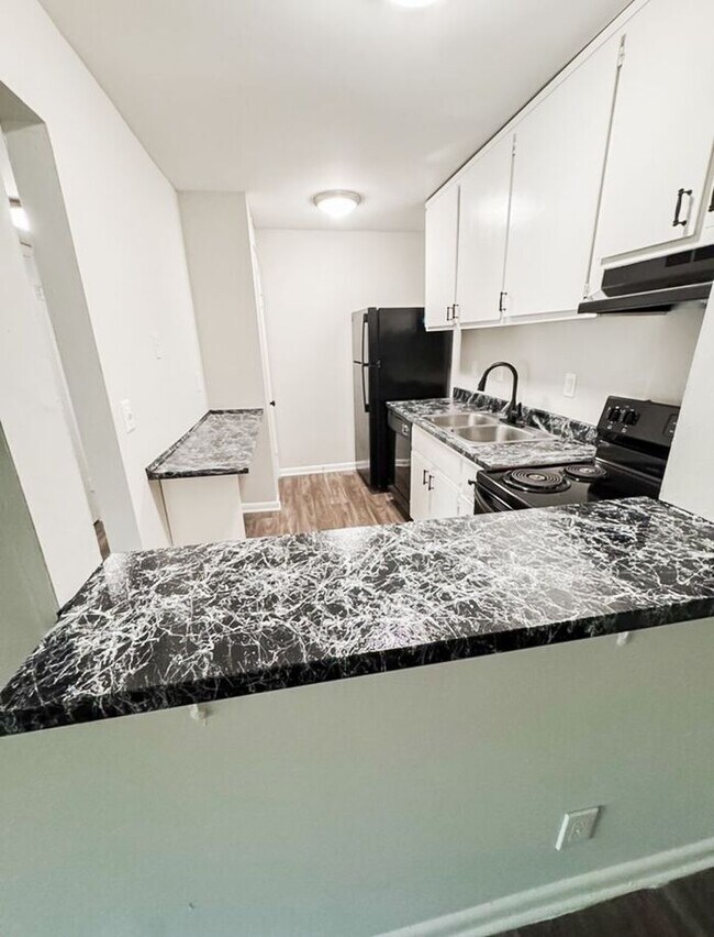 Building Photo - Premium 2 Bedroom Living in the Heart of Northlake