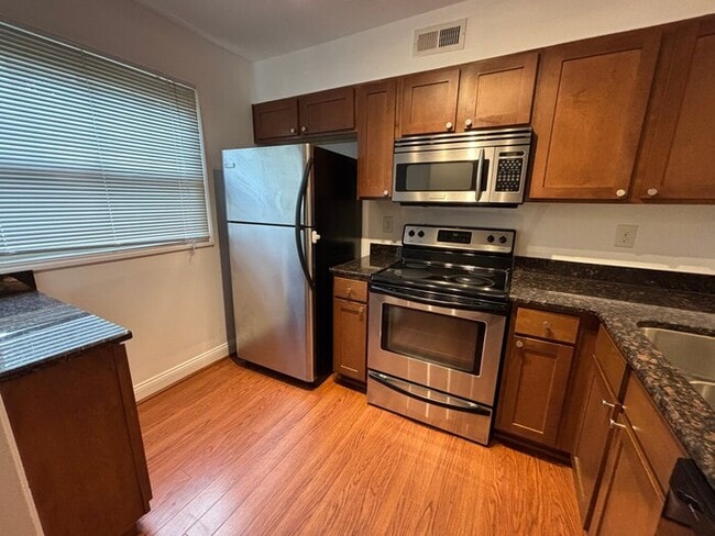Building Photo - 2 Bedroom Townhome walking distance to Plaza Midwood.