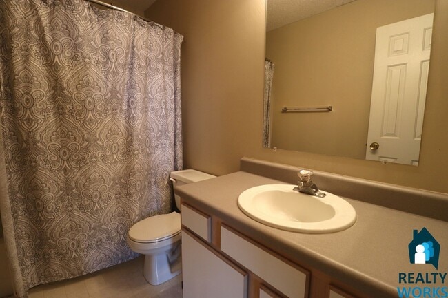 Building Photo - Lovely 3 bed Townhome!