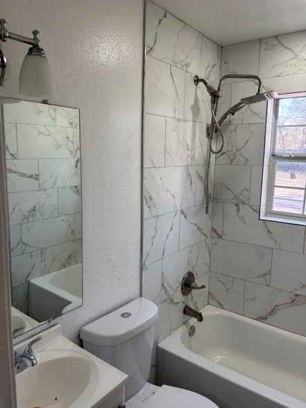 Building Photo - 2215 Mouser Ln