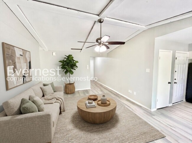 Building Photo - Limited Time Special Offer / 3 Bed, 2 Bath Home with Garage / Pet-Friendly / Available Now!