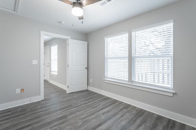 Building Photo - 5 Meadowbrook Dr W