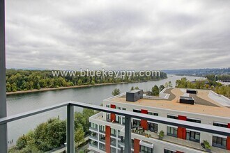 Building Photo - 2 Bed, 2 Bath Condo with Den at Atwater Place in Portland