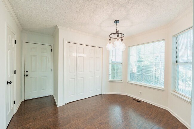 Building Photo - 348 N Birchwood Dr