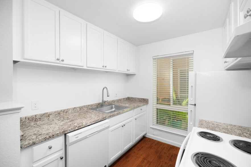 Building Photo - Walnut Wood Apartments