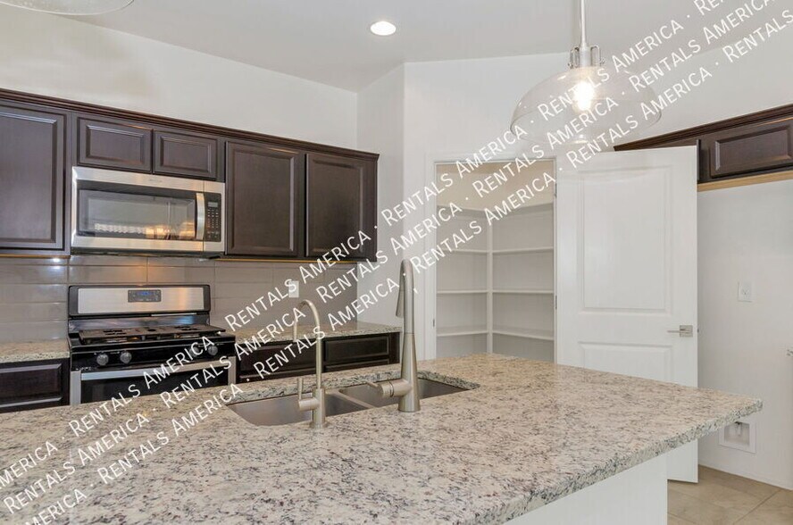 Building Photo - 7433 Via Casa Elegante