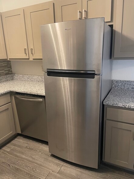 Building Photo - 502 SE Lee Haven Dr