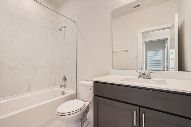 Building Photo - 33110 Willow Hts Ln