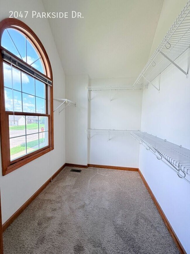 Building Photo - 2047 Parkside Dr