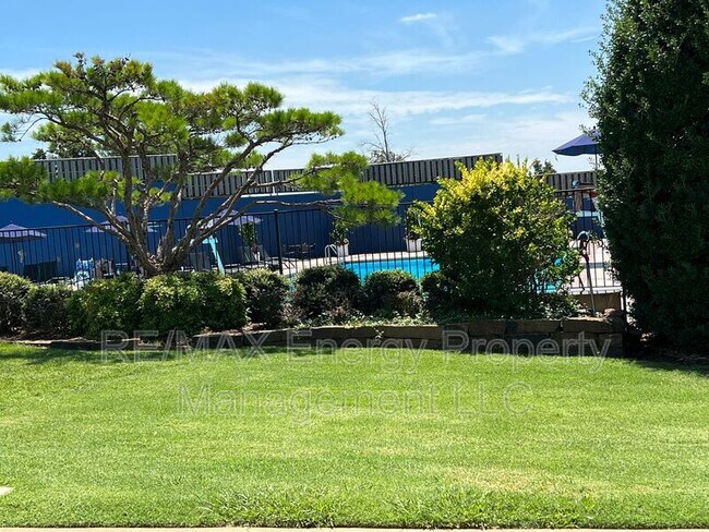 Building Photo - 440 St Claire Dr