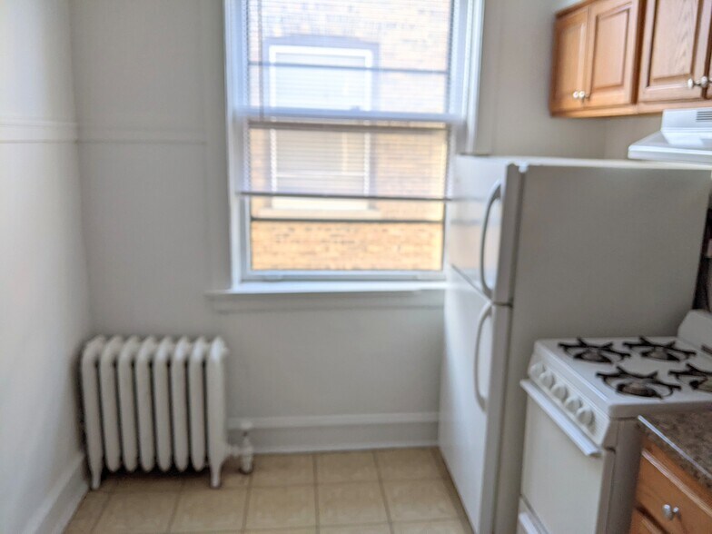 Building Photo - 731 Hinman Ave