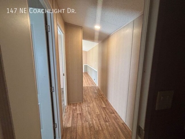Building Photo - 147 Coachlight Dr