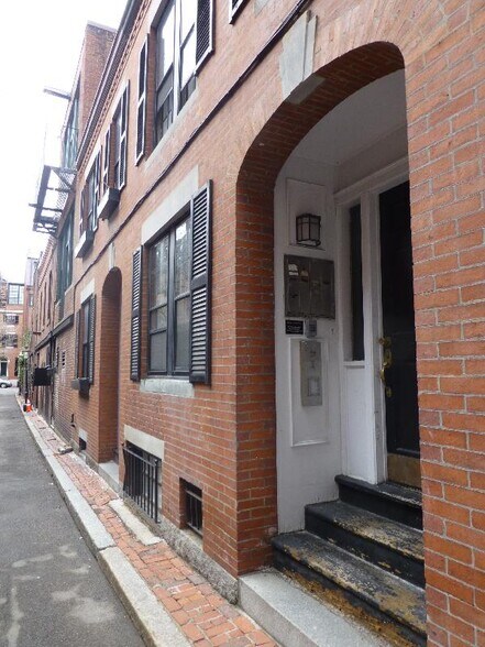 Building Photo - 16 Cedar Ln Way