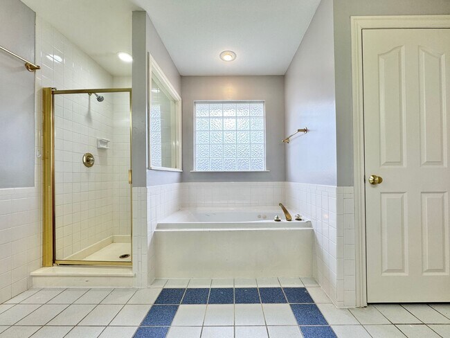 Building Photo - East Fayetteville 7 bedrooms 5 baths, VANDERGRIFF DIST - beautiful spread