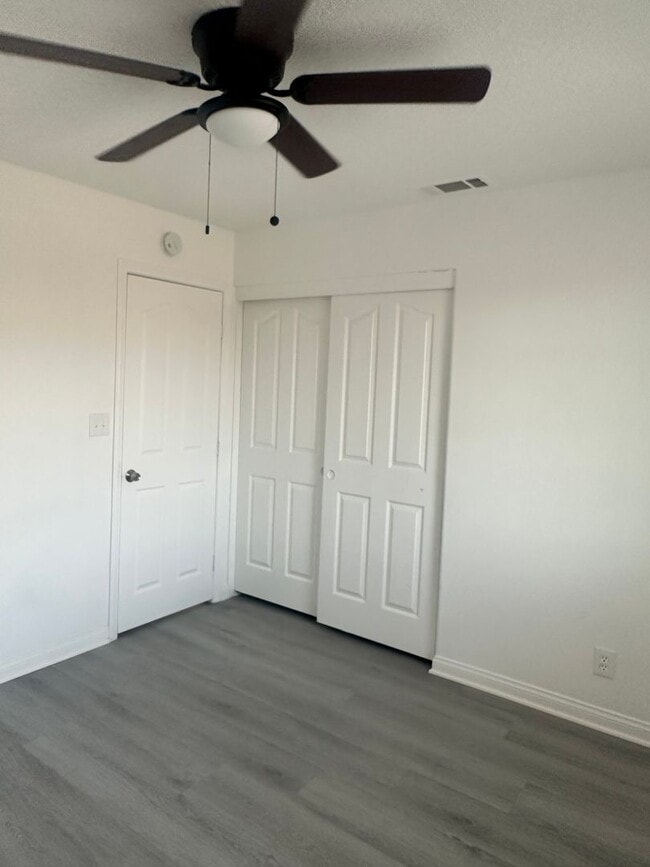 Building Photo - Charming 3 Bed, 2 Bath Home in Hesperia - Perfect for Your Family!