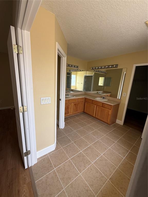 Building Photo - 933 Whispering Cypress Ln