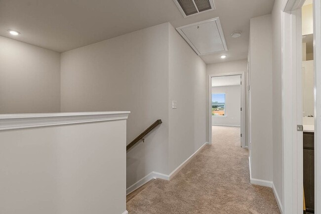 Building Photo - Cozy Townhome with 2 car garage!