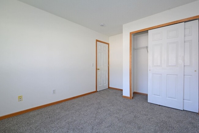 Building Photo - Beautiful 3-Bed 3-Bath Townhouse in Shakopee - Available Now!