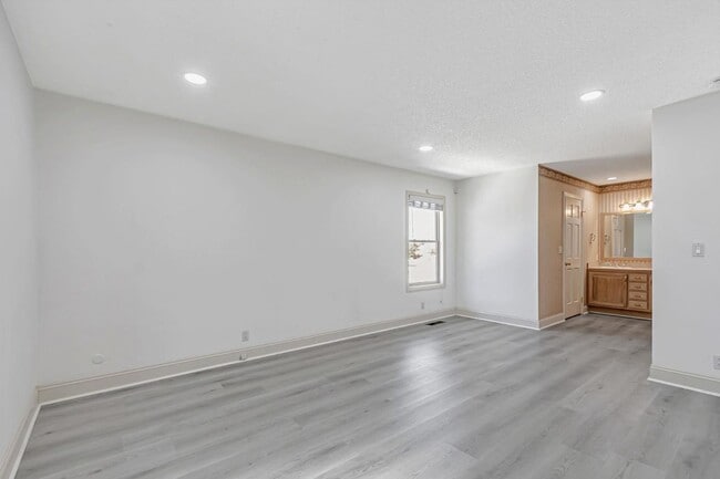 Building Photo - 8130 Park Villa Cir
