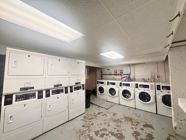 Building Photo - 384 Riverway