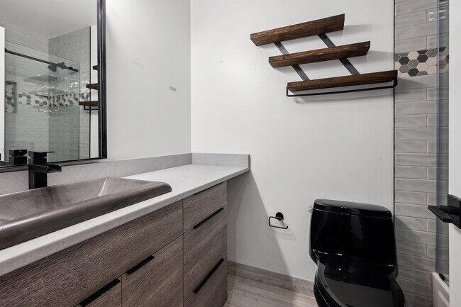 Building Photo - 1735 W Diversey Pkwy