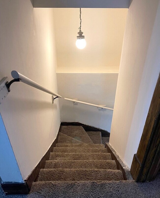 Building Photo - 2 Bedroom Top Level Apartment - ALL UTILIT...