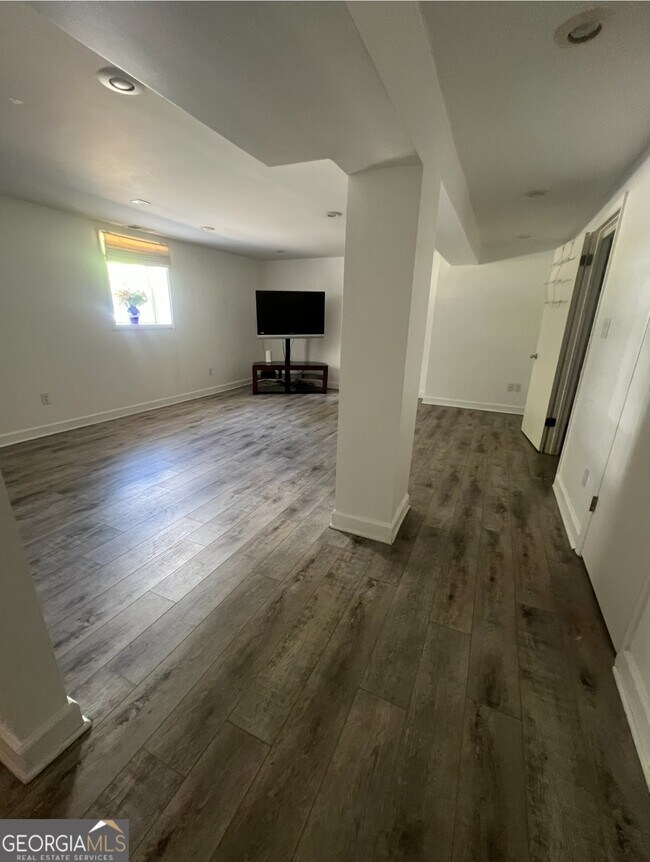 Building Photo - 3990 Admiral Dr