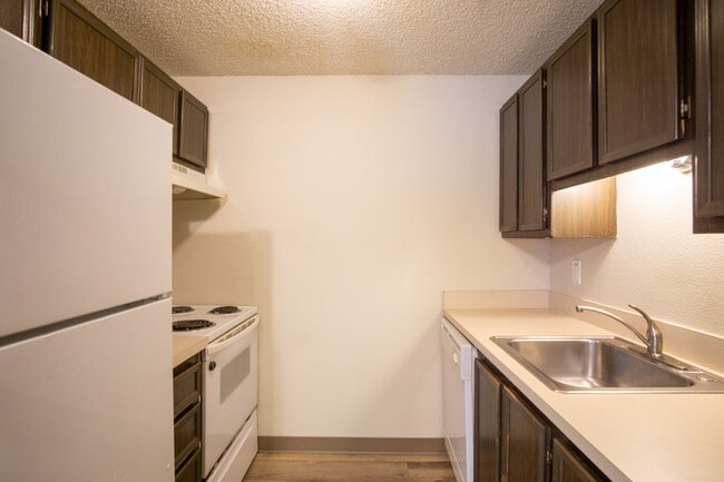 Building Photo - Get $500 OFF + $500 Gift Card Top Floor 2-Bed in Multnomah Village Ready Now!