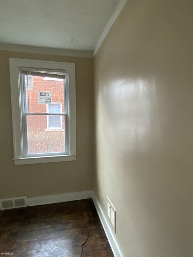 Building Photo - 2 br, 1 bath 4plex - 990 Nottingham Rd Lower