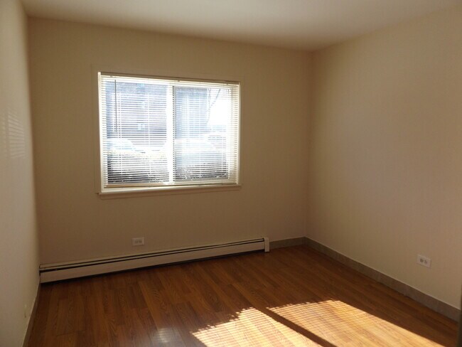 Building Photo - 710 W Huntington Commons Rd