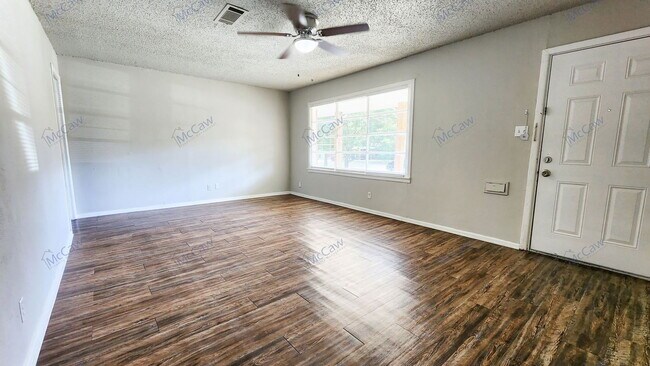 Building Photo - 816 Sandell Dr