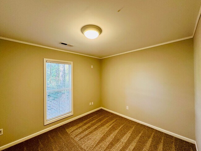 Building Photo - KINGS GRANT - Three bedroom/two bathroom h...