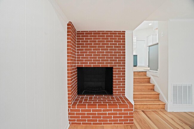 Building Photo - 6607 Lone Oak Dr